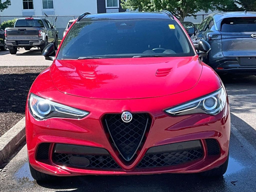 2022 Alfa Romeo Stelvio — photo 2