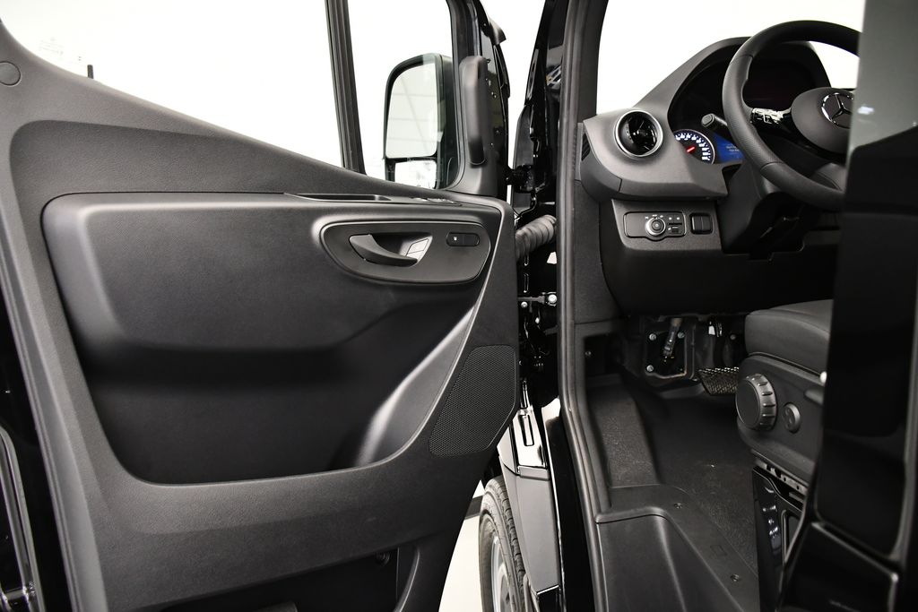 Thumbnail: 2025 Mercedes-Benz Sprinter - 20
