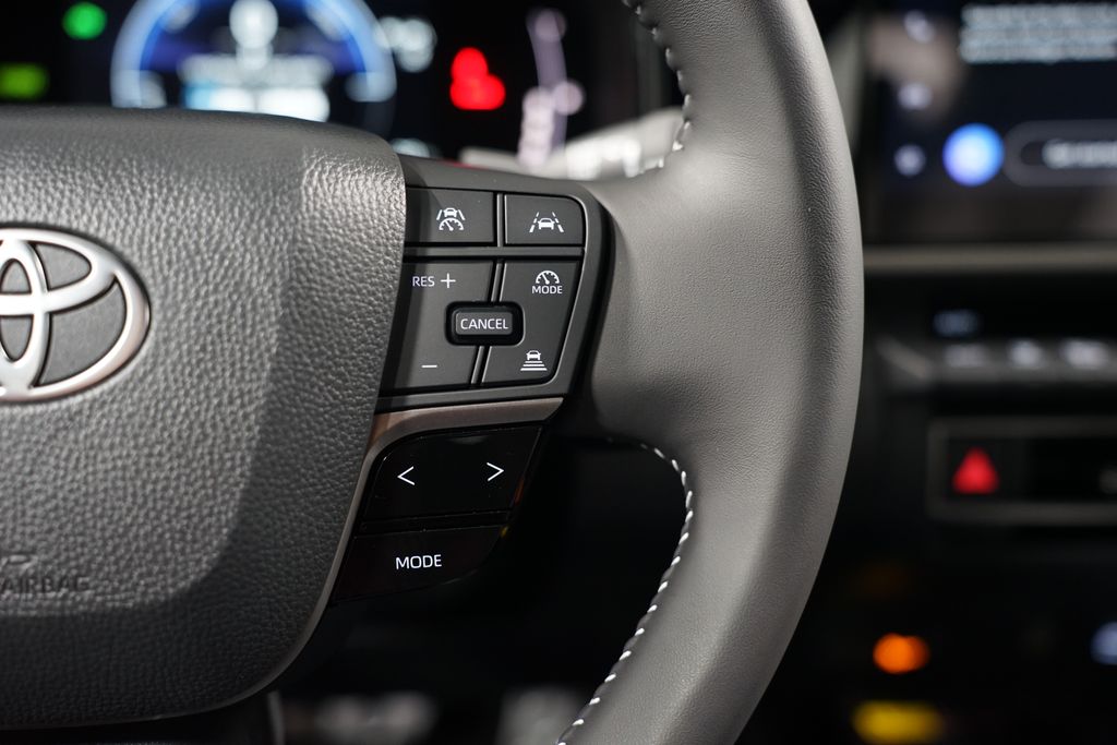 2025 Toyota Camry SE 13