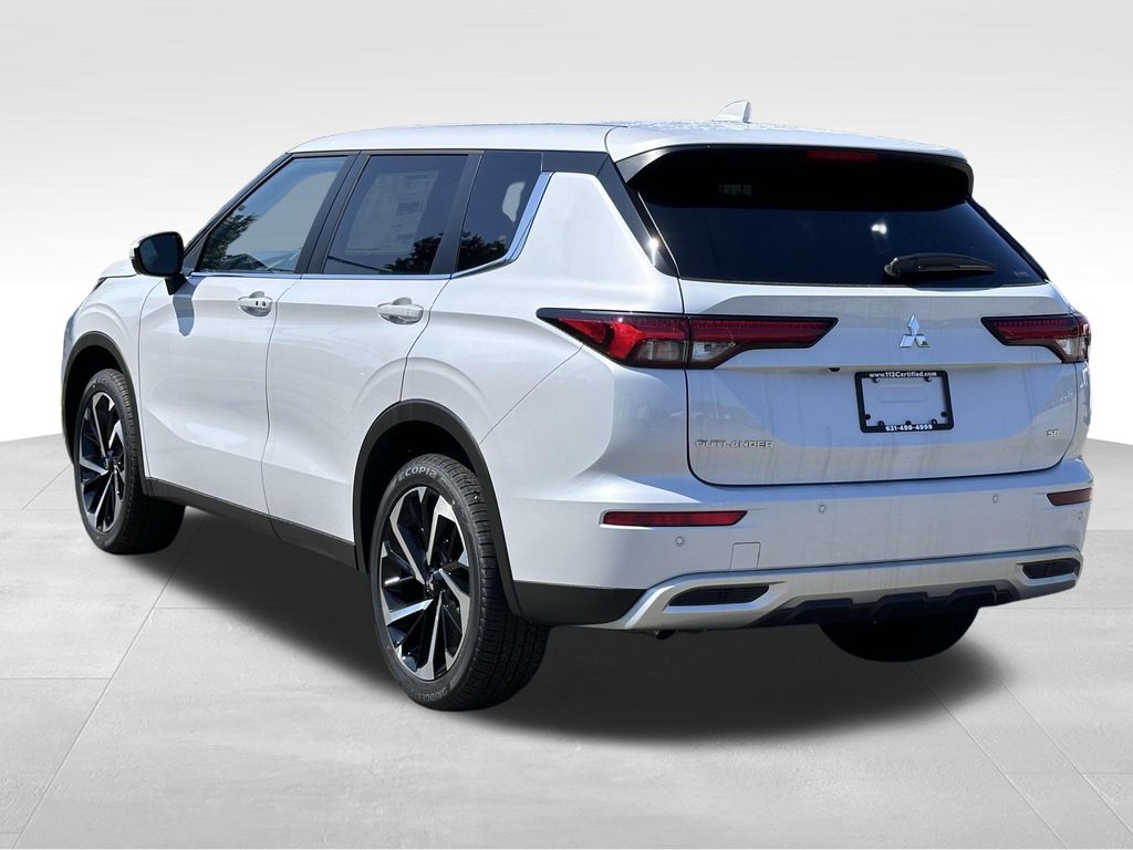 2024 Mitsubishi Outlander SE 3