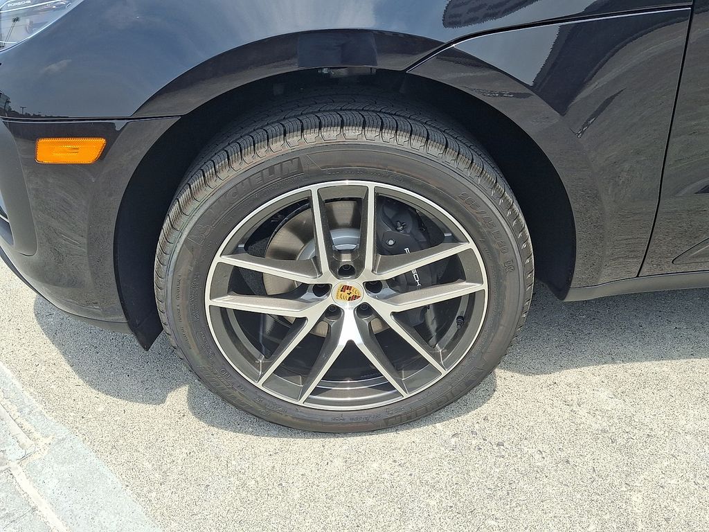 Thumbnail: 2026 Porsche Macan - 10