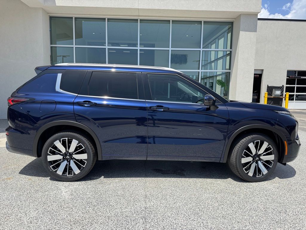 2025 Mitsubishi Outlander SEL photo 6