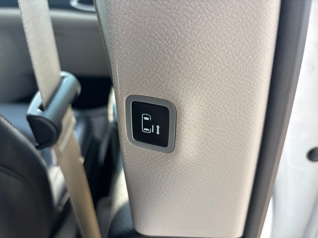 Used 2023 Chrysler Pacifica Van