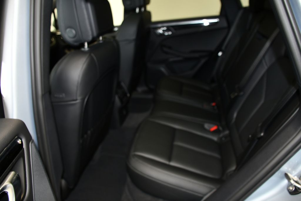 Thumbnail: 2026 Porsche Macan - 21
