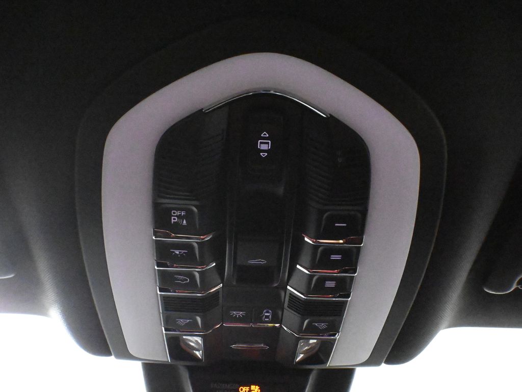 Thumbnail: 2026 Porsche Macan - 20