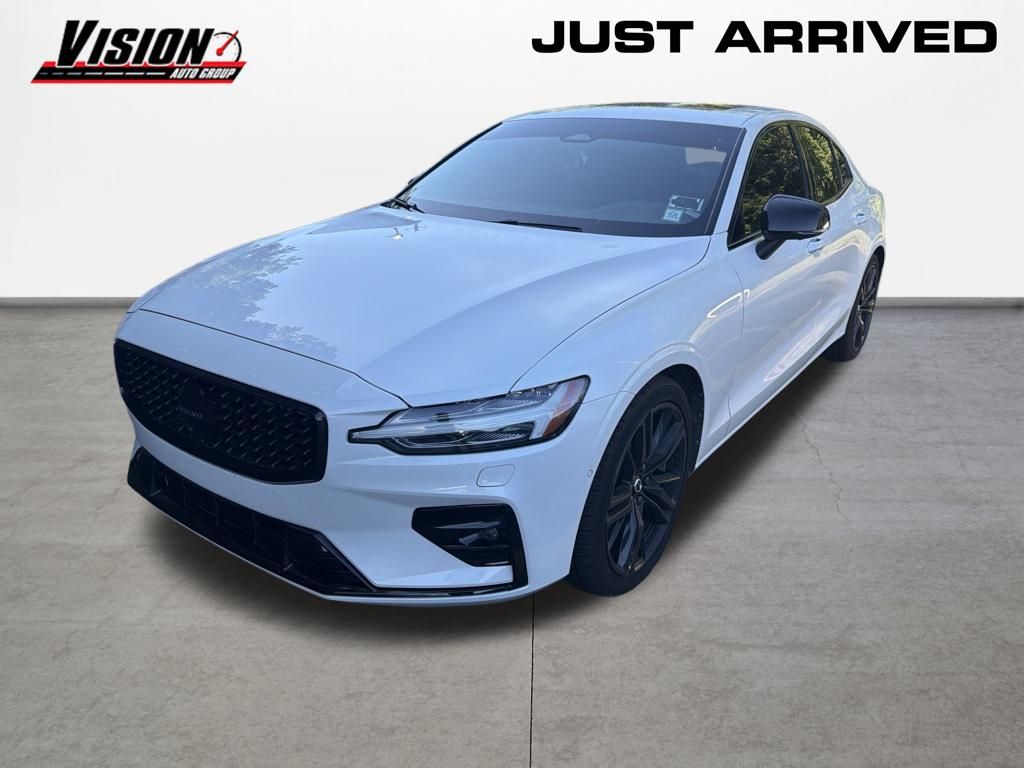 2024 Volvo S60 B5 Plus Black Edition AWD Blanco (Crystal White) Sedán Tracción en las cuatro ruedas Automática