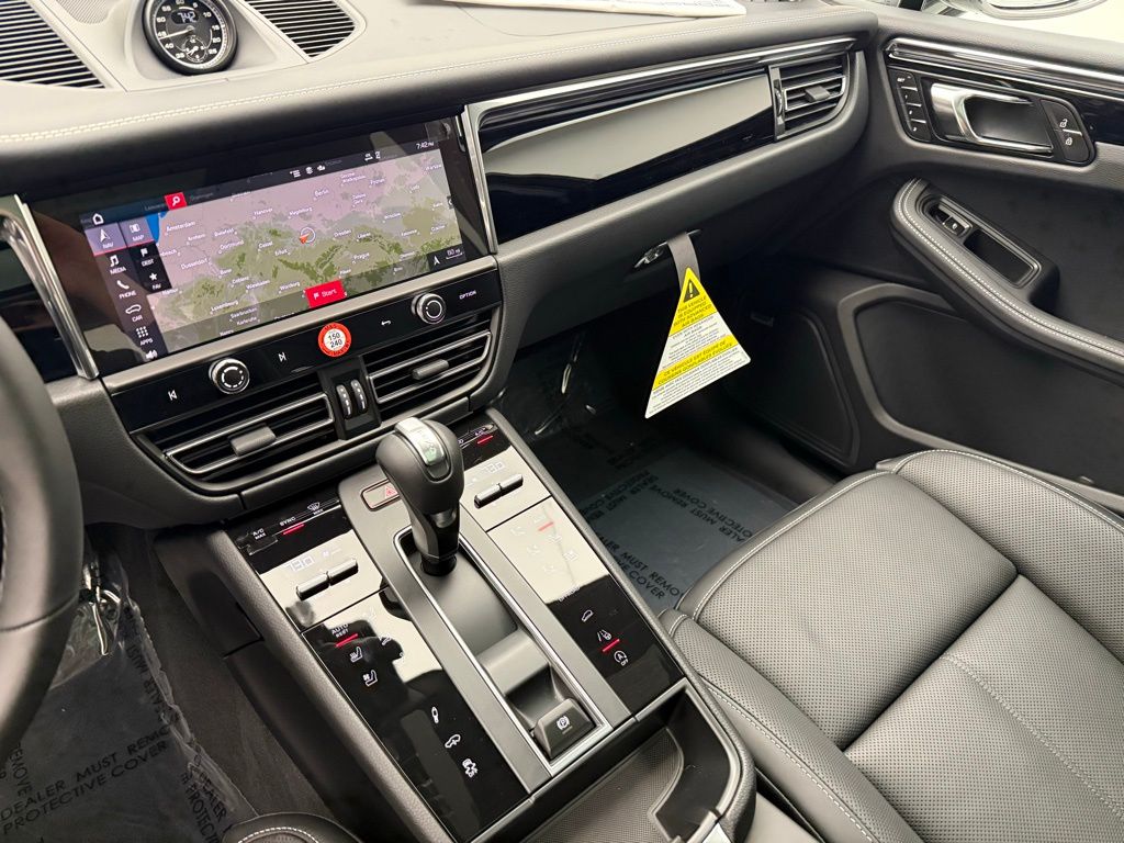 Thumbnail: 2026 Porsche Macan - 12