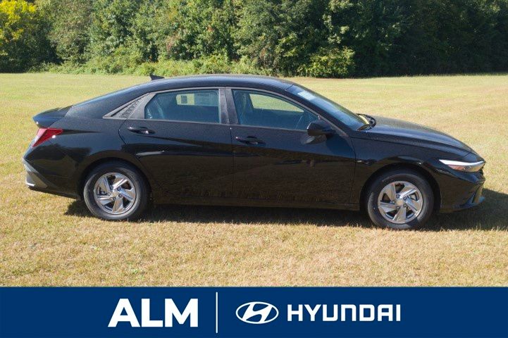 New 2026 Black Hyundai SE image 5
