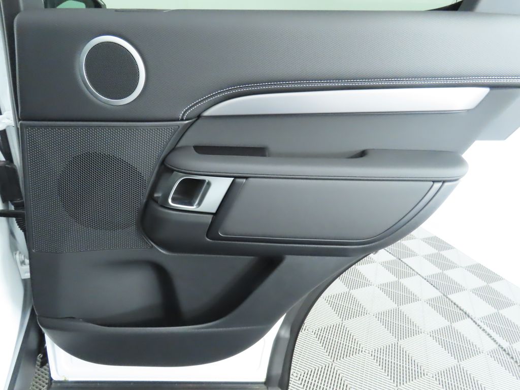 Thumbnail: 2024 Land Rover Discovery - 27