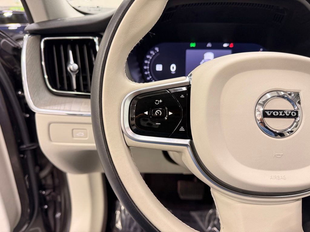 Thumbnail: 2023 Volvo XC60 - 13