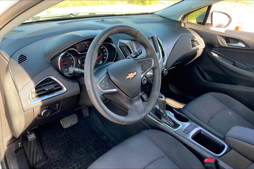 2019 Chevrolet Cruze LS 14