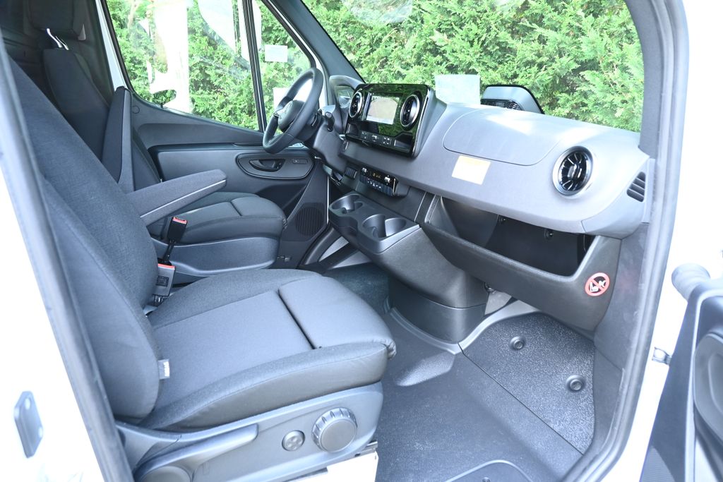 Thumbnail: 2025 Mercedes-Benz Sprinter - 24