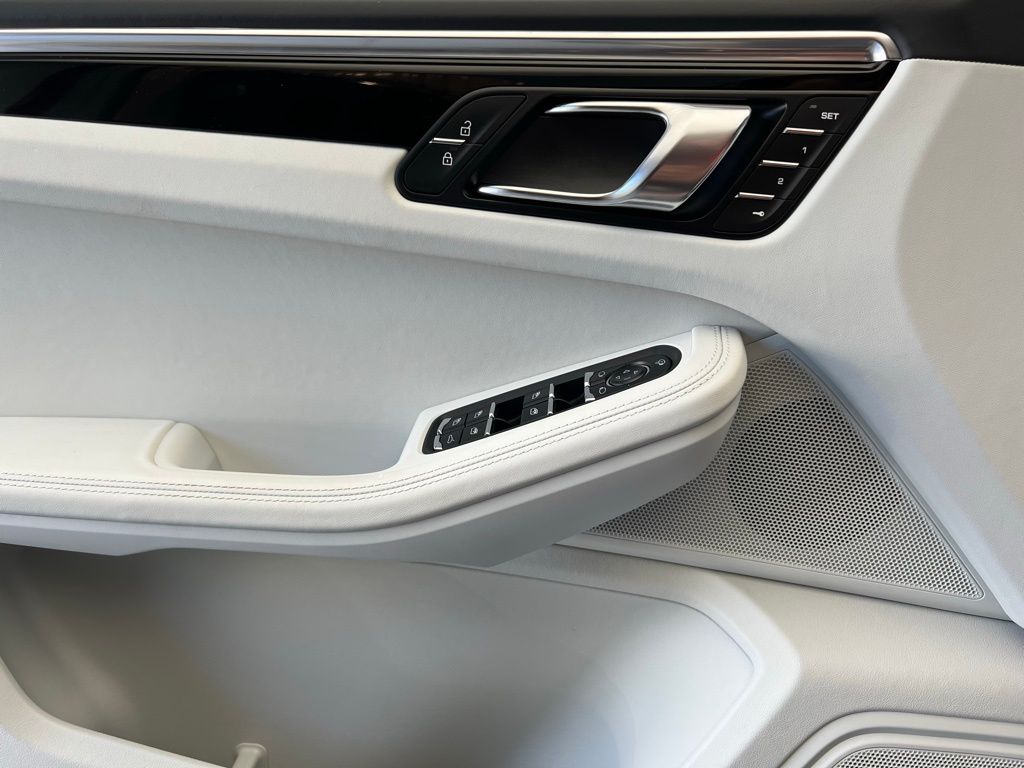 2025 Porsche Macan  19