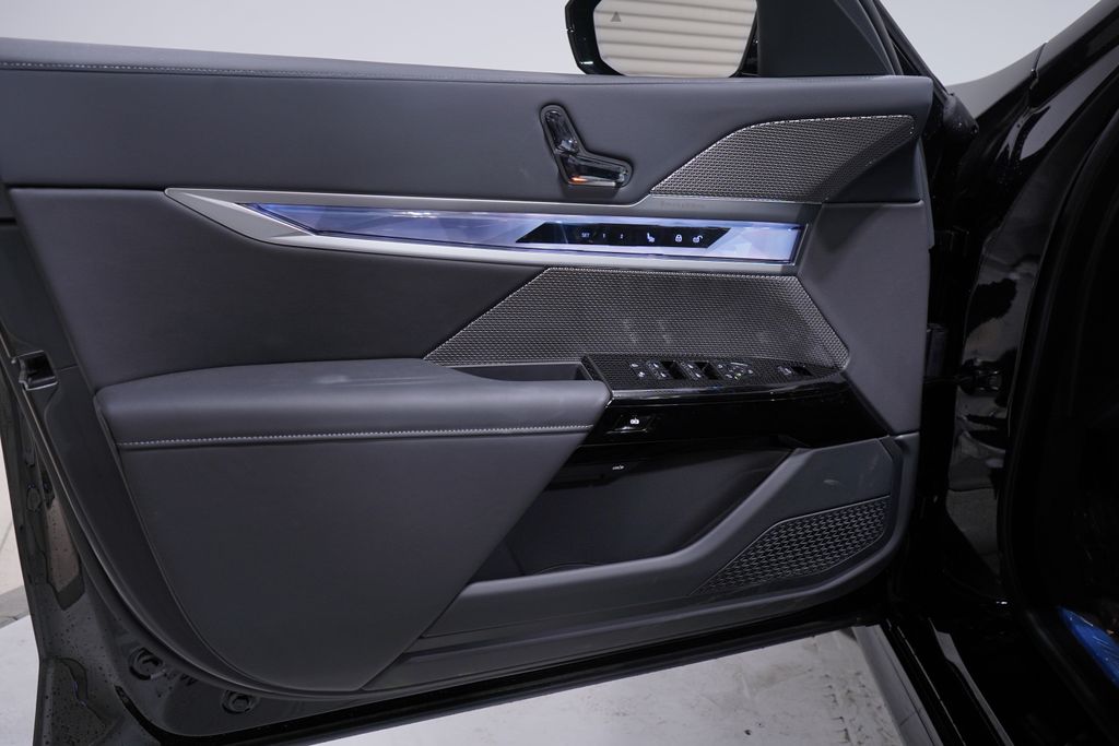 2025 BMW i7 eDrive50 12