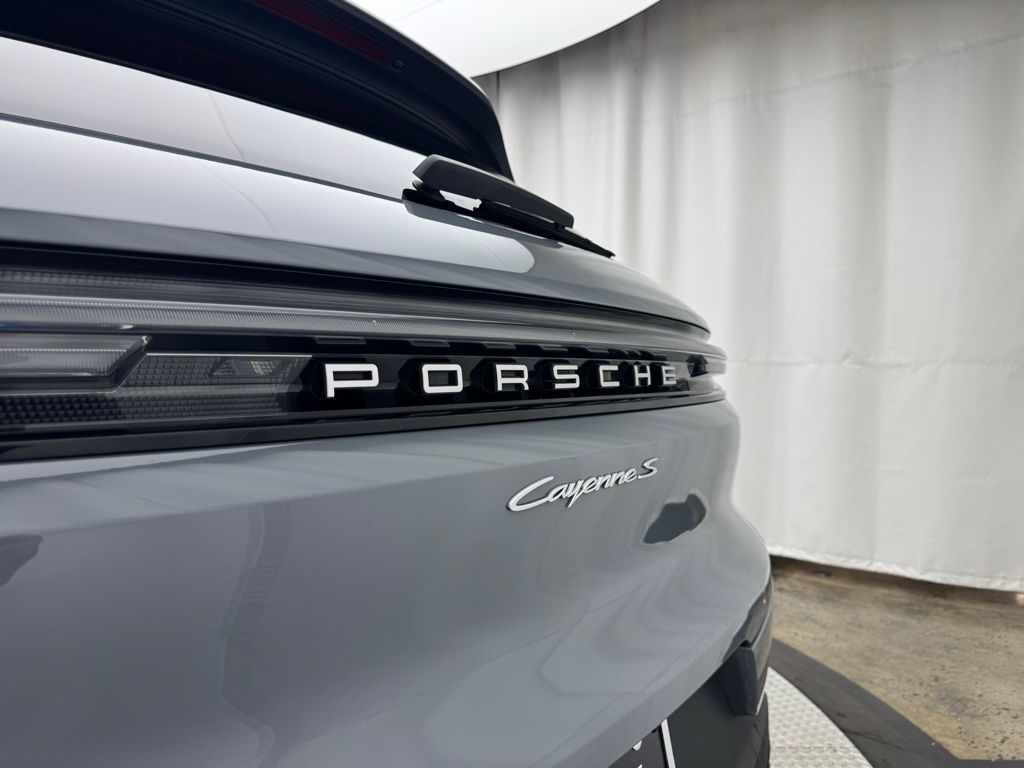 2025 Porsche Cayenne S 8