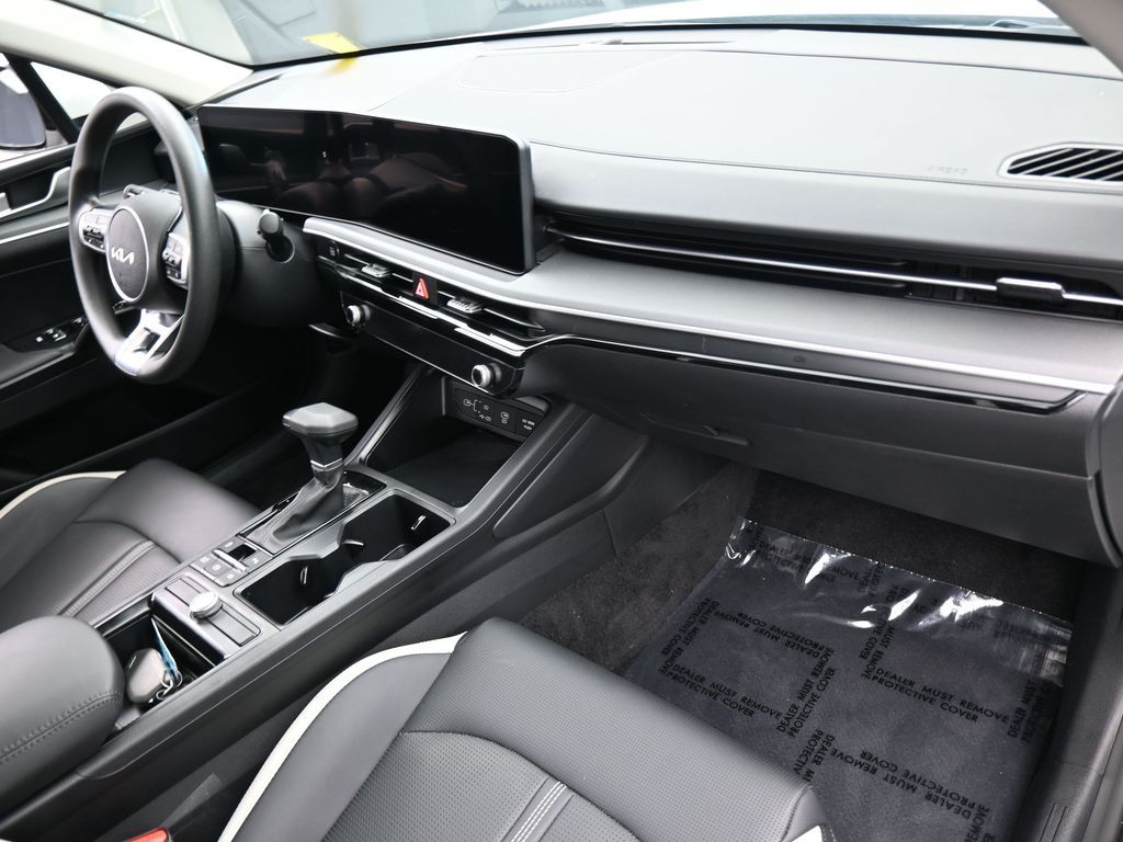 New 2025 Snow White Pearl Kia LXS image 39