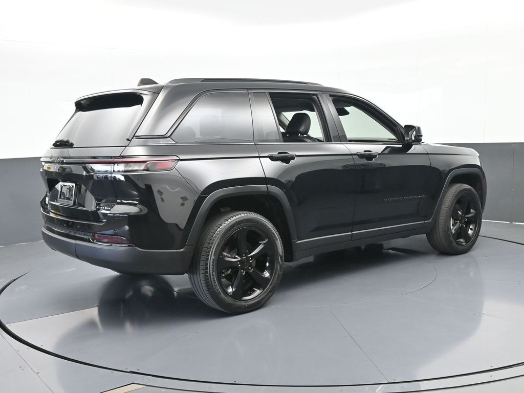 Used 2023 Diamond Black Crystal Pearlcoat Jeep Limited image 6