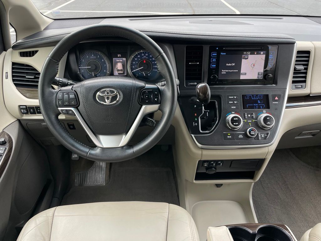 Thumbnail: 2017 Toyota Sienna - 11