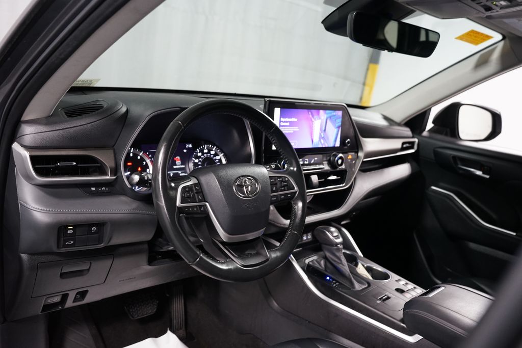 Thumbnail: 2023 Toyota Highlander - 11