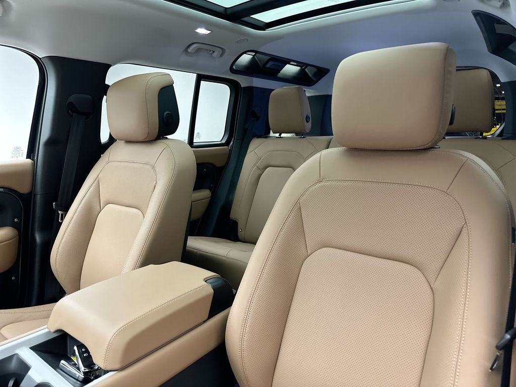2025 Land Rover Defender 110 9