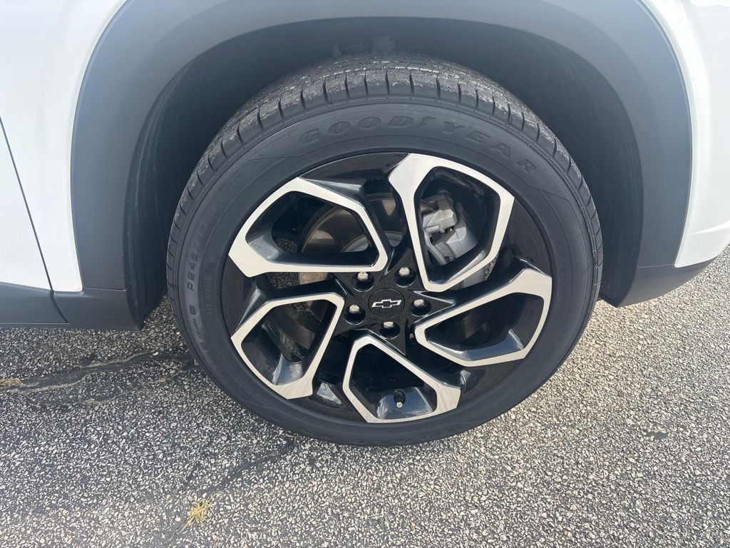 Used 2025 Chevrolet Trax SUV