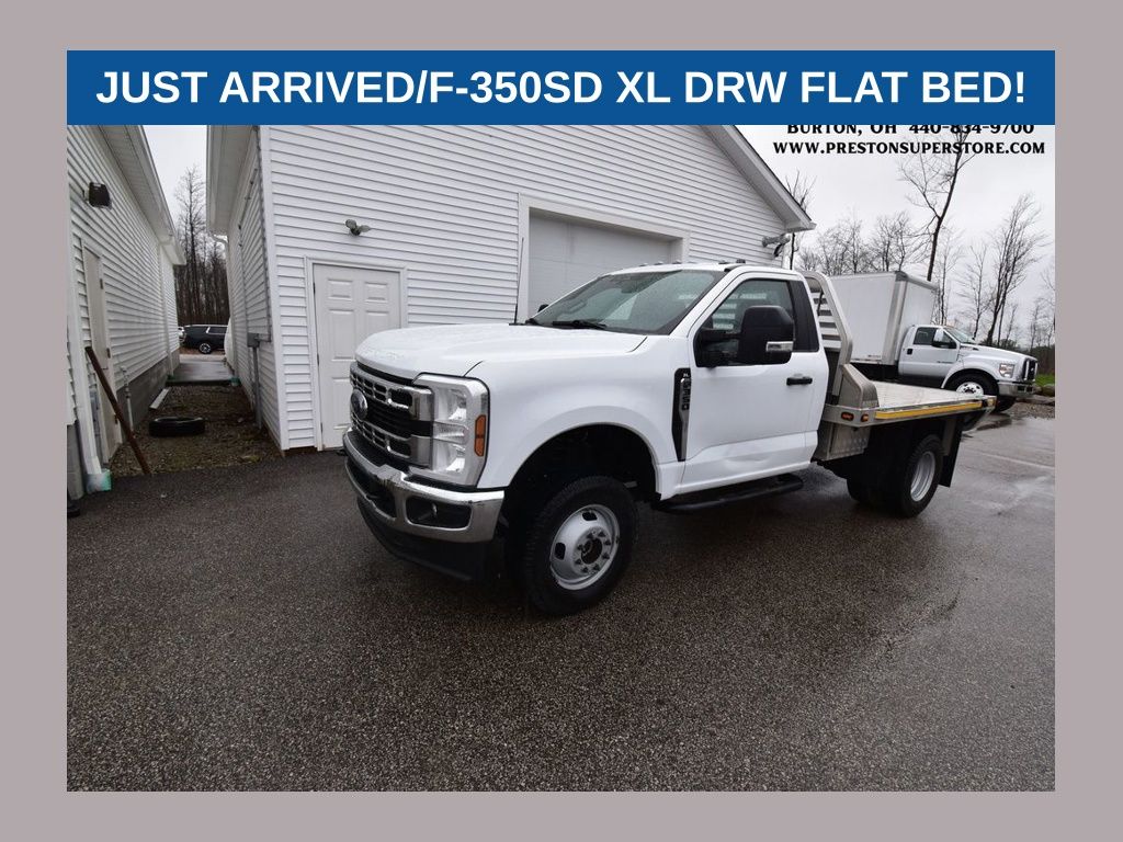 Oxford White 2024 Ford F-350 Super Duty Chassis XL DRW LB 4WD Pickup Truck Four-Wheel Drive Automatic