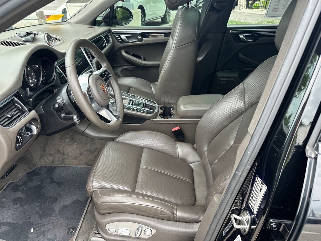 Used 2018  Porsche Base image 19