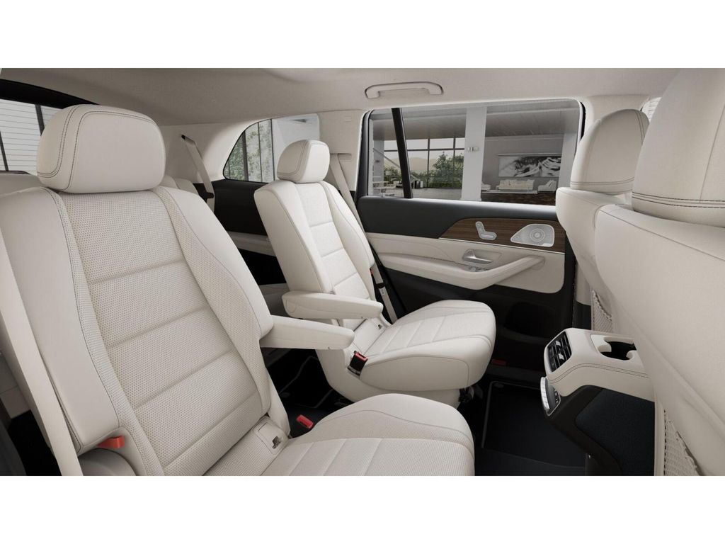 2025 Mercedes Benz GLS 450 4MATIC photo 5
