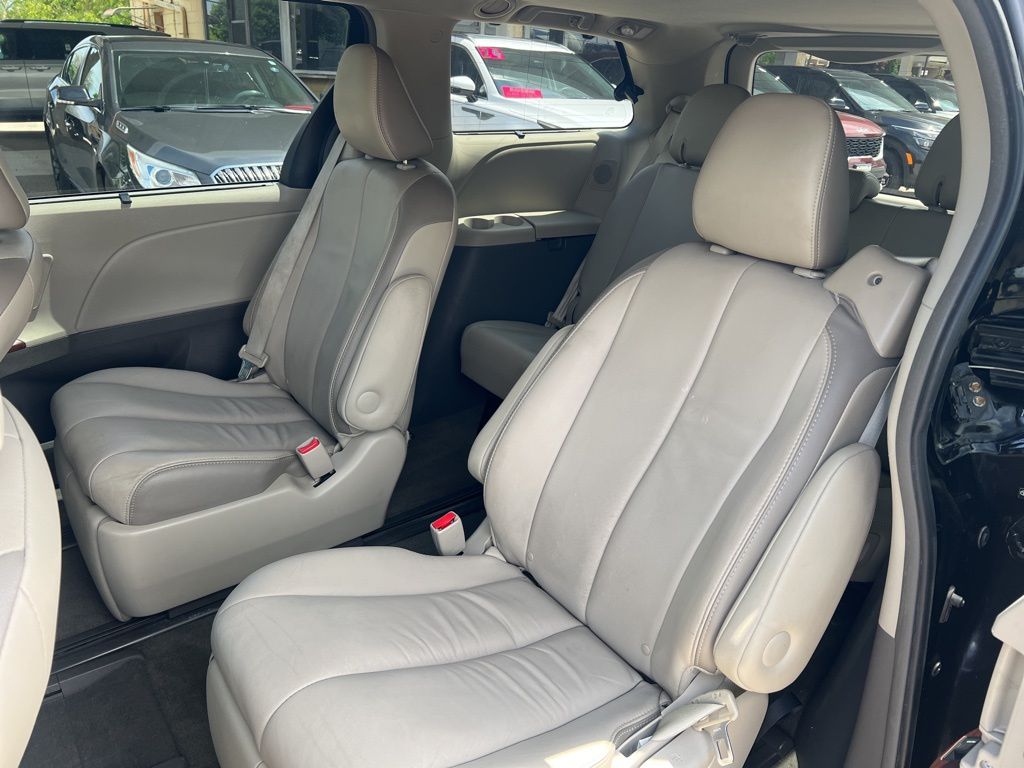 2014 Toyota Sienna XLE 7-Passenger Auto Access Se photo