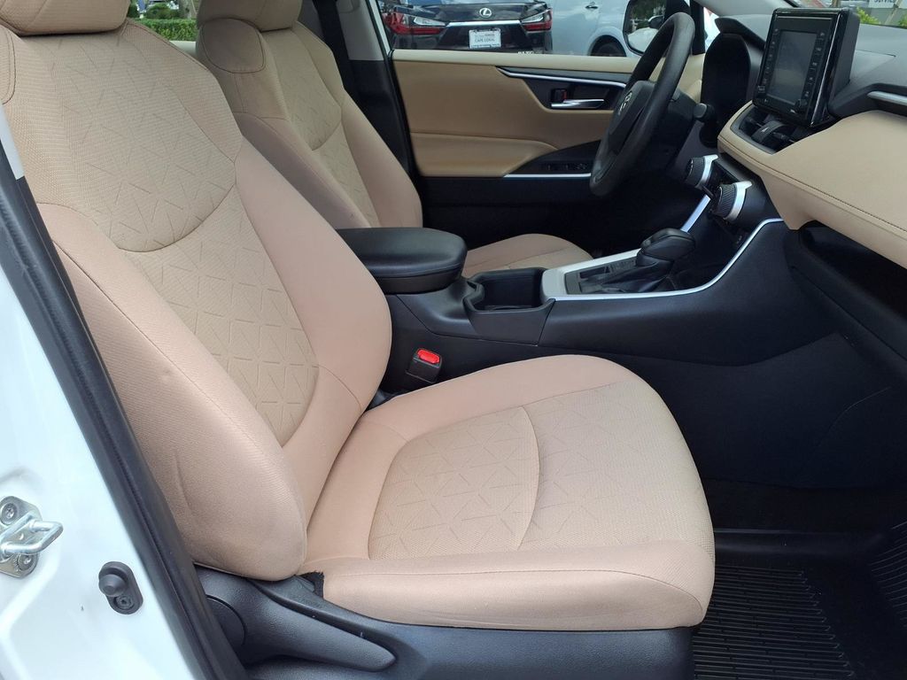 2022 Toyota RAV4 XLE - Photo 13