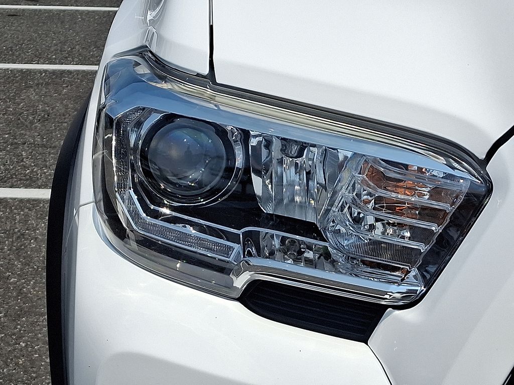 Thumbnail: 2020 Toyota Tacoma - 9
