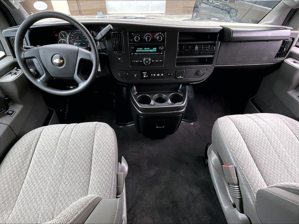 2025 Chevrolet Express 3500 — photo 21