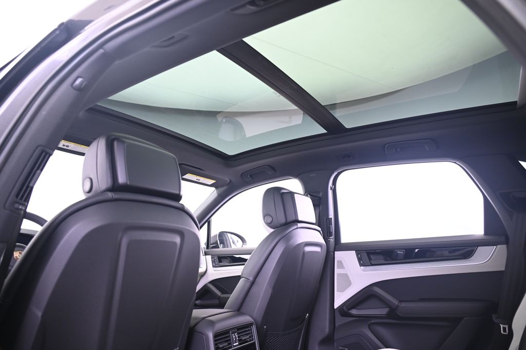 Thumbnail: 2025 Porsche Cayenne - 25