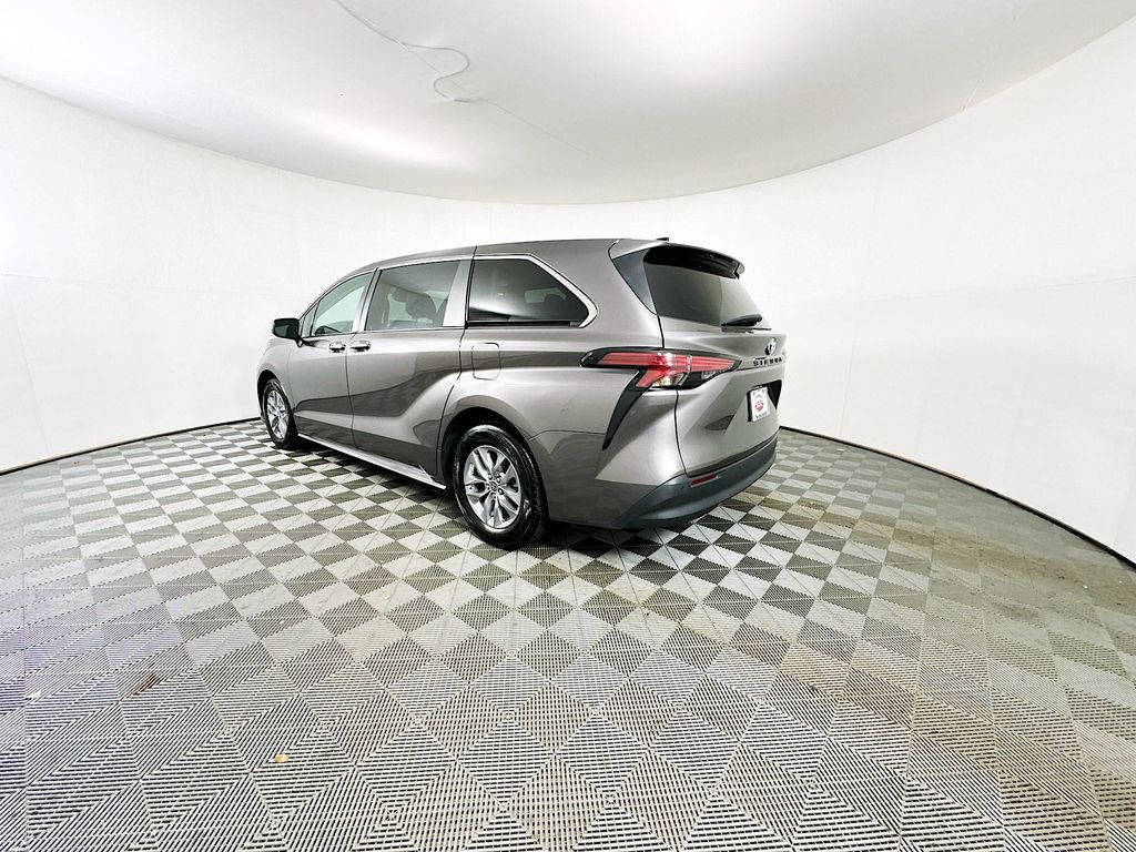 2022 Toyota Sienna XLE 7