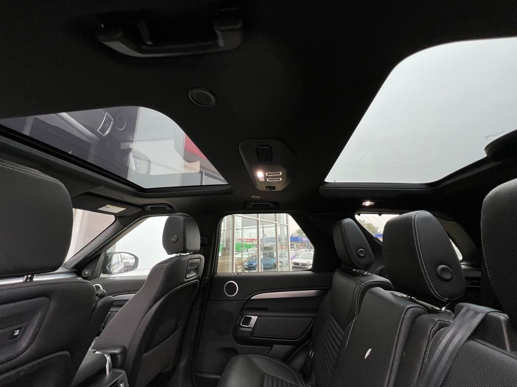 2023 Land Rover Discovery S R-Dynamic photo