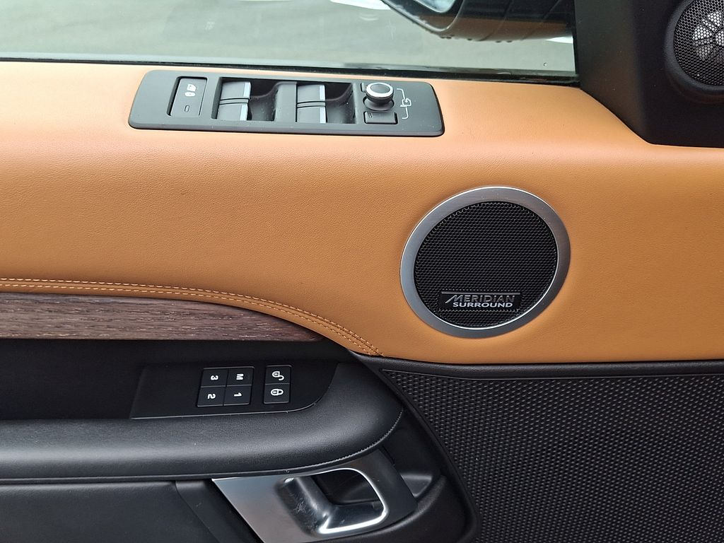 Thumbnail: 2019 Land Rover Discovery - 12
