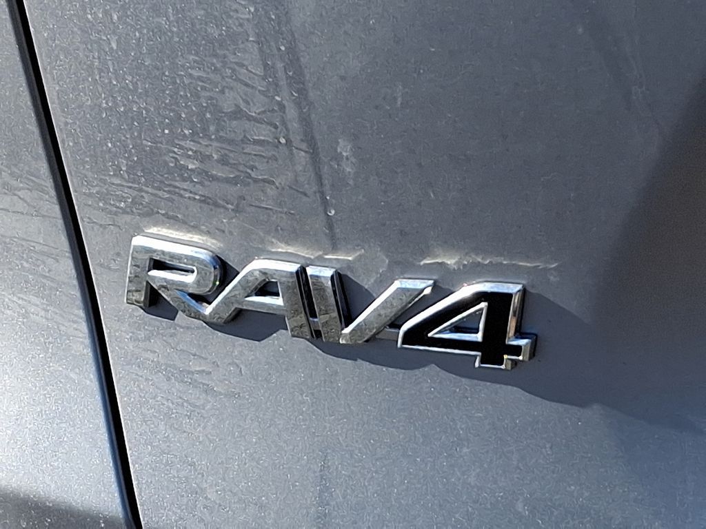 2025 Toyota RAV4 XLE 5