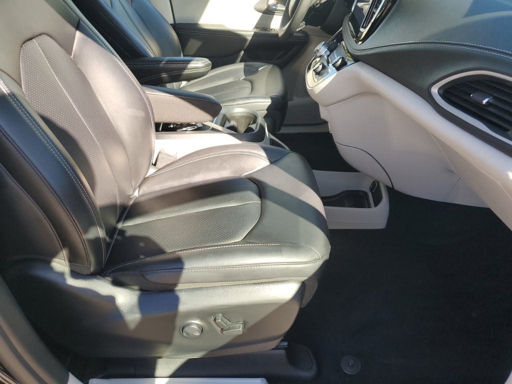 Used Car 2023 Chrysler Pacifica  Touring L For Sale Under $40,000 In Austin, Texas