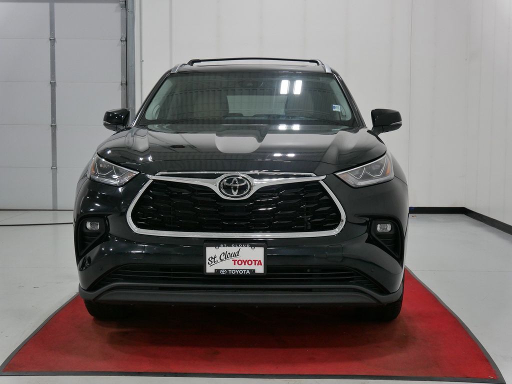 Used 2022 Toyota Highlander Limited with VIN 5TDDZRBH9NS574941 for sale in Waite Park, Minnesota