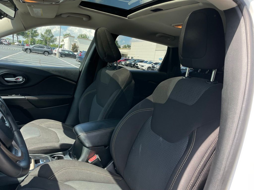 Thumbnail: 2016 Jeep Cherokee - 24