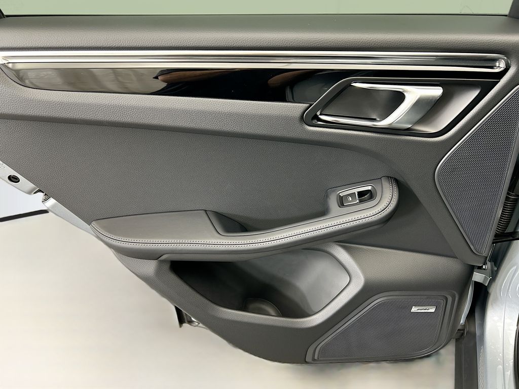 Thumbnail: 2026 Porsche Macan - 27