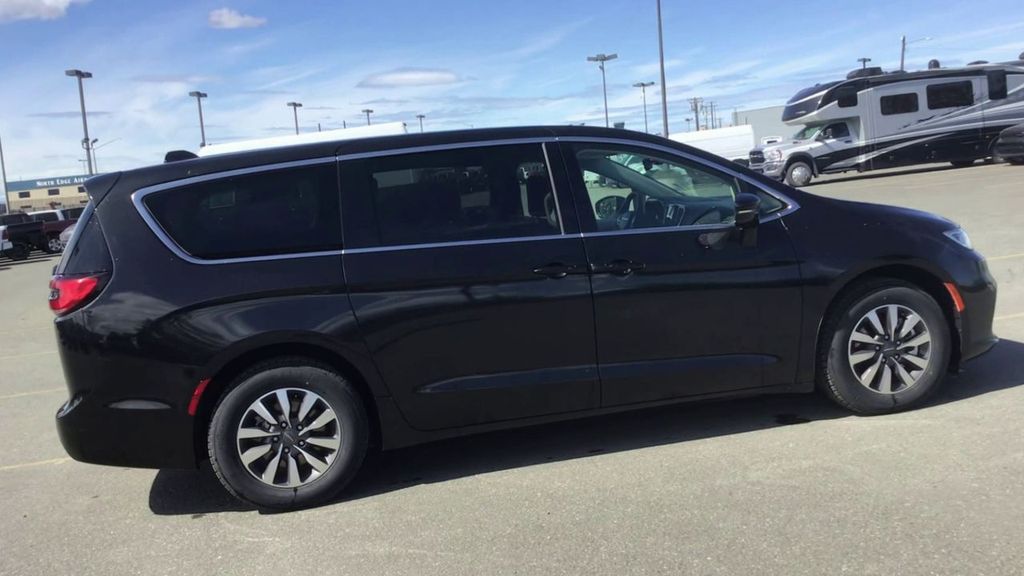 2024 Chrysler Pacifica PHEV Select - Photo 9