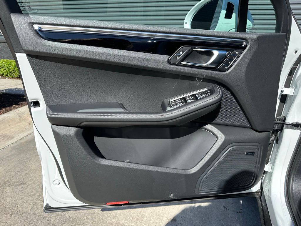 Thumbnail: 2026 Porsche Macan - 20