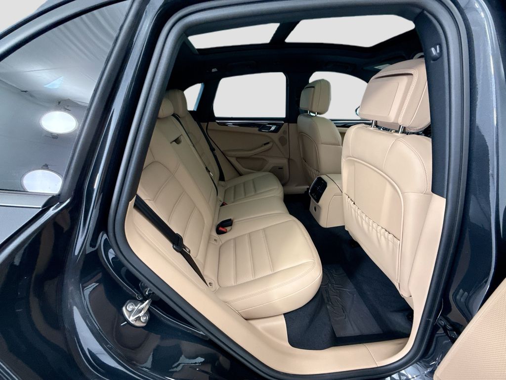 Thumbnail: 2026 Porsche Macan - 22