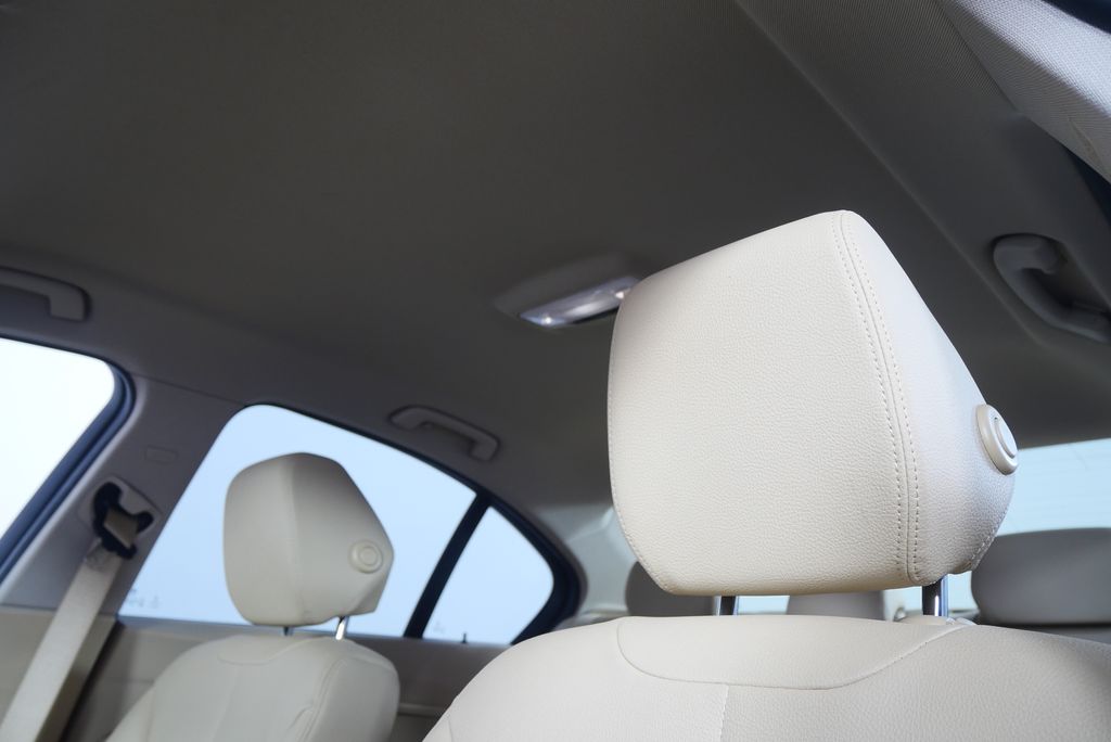 2015 BMW 3 Series 320i 11