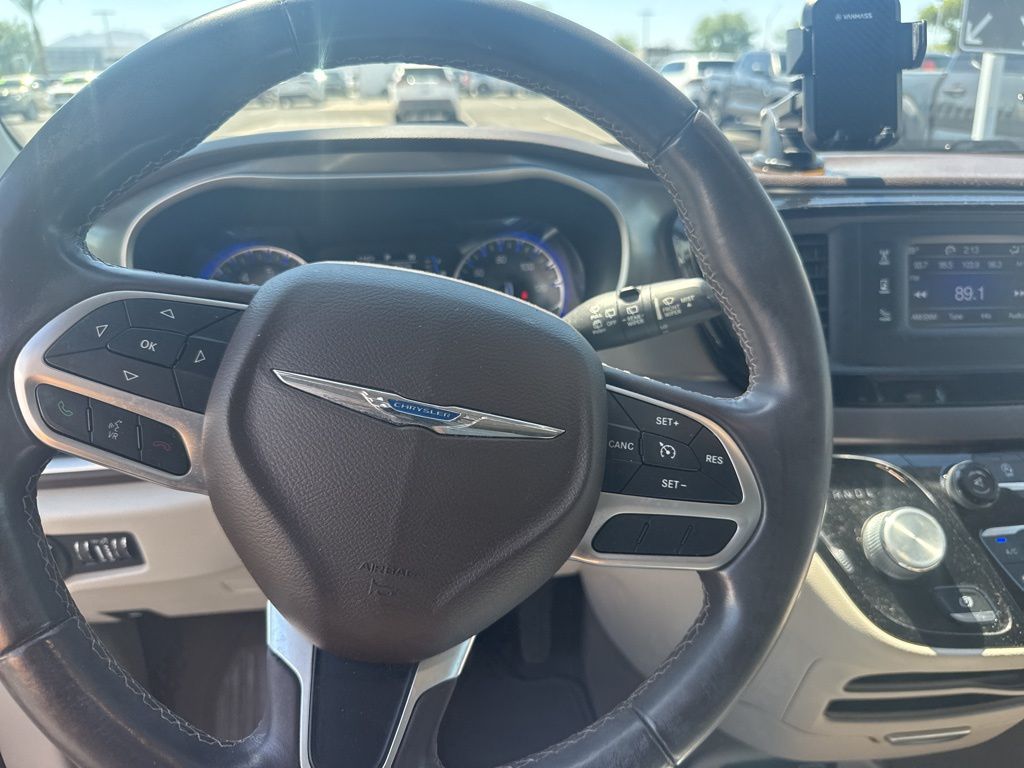 Thumbnail: 2017 Chrysler Pacifica - 4