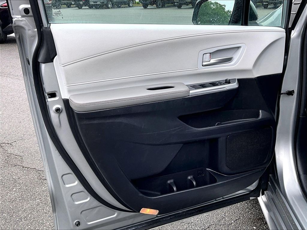 2025 Toyota Sienna — photo 9