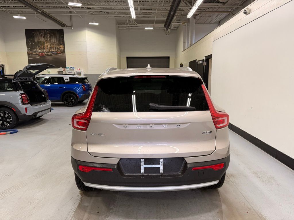 Thumbnail: 2024 Volvo XC40 - 4