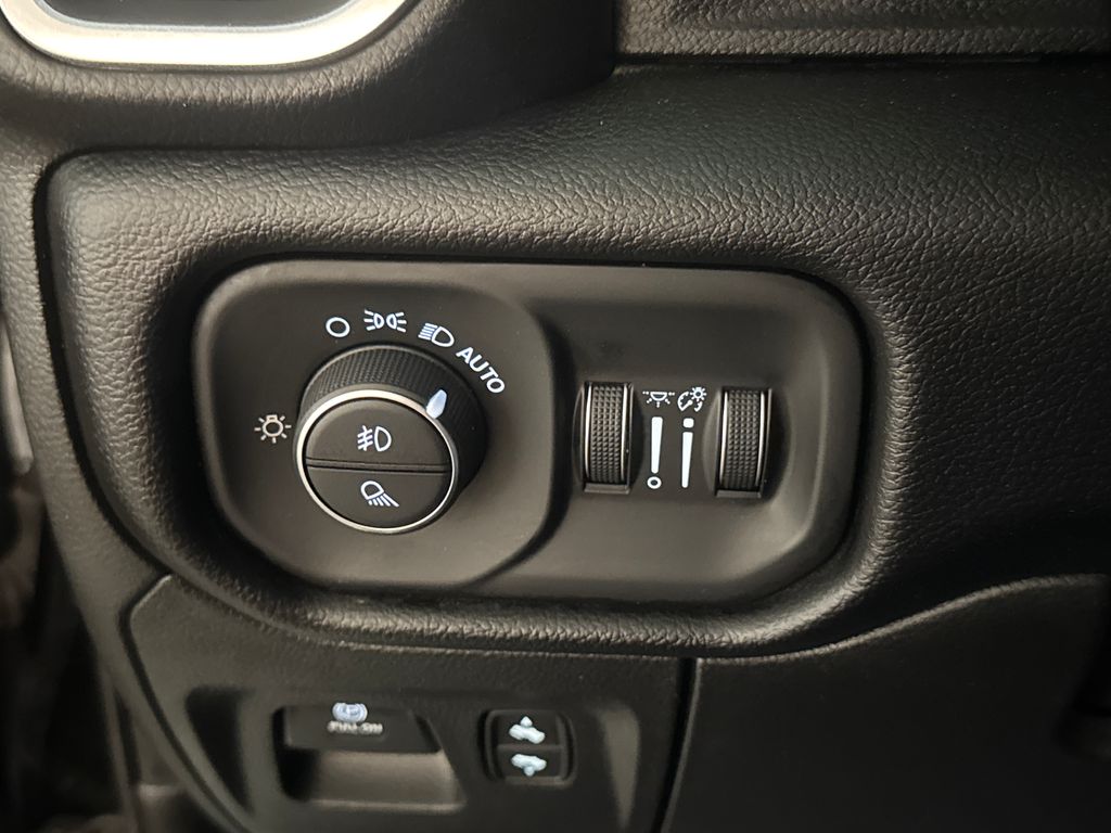 Used 2019 Black Ram Laramie image 19