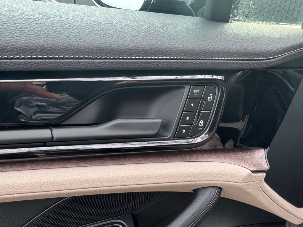 2025 Porsche Panamera  25